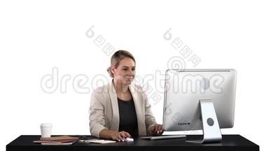 从清晨起，我就在查看我的邮箱，这位兴奋的女士正在电脑上工作，白色背景